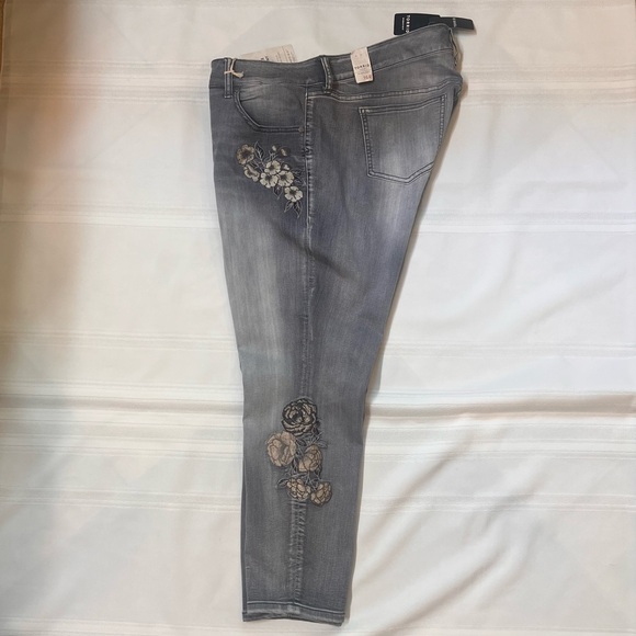 💥SALE💥 $32 Torrid Ankle Skinny Gray Floral Embroidered Jeans NWT Sz 16R - Picture 6 of 16